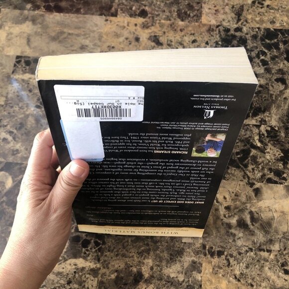 What Does God Expect Of Us? The Hole in Our Gospel Richard Stearns 2010 PB - Picture 6 of 9